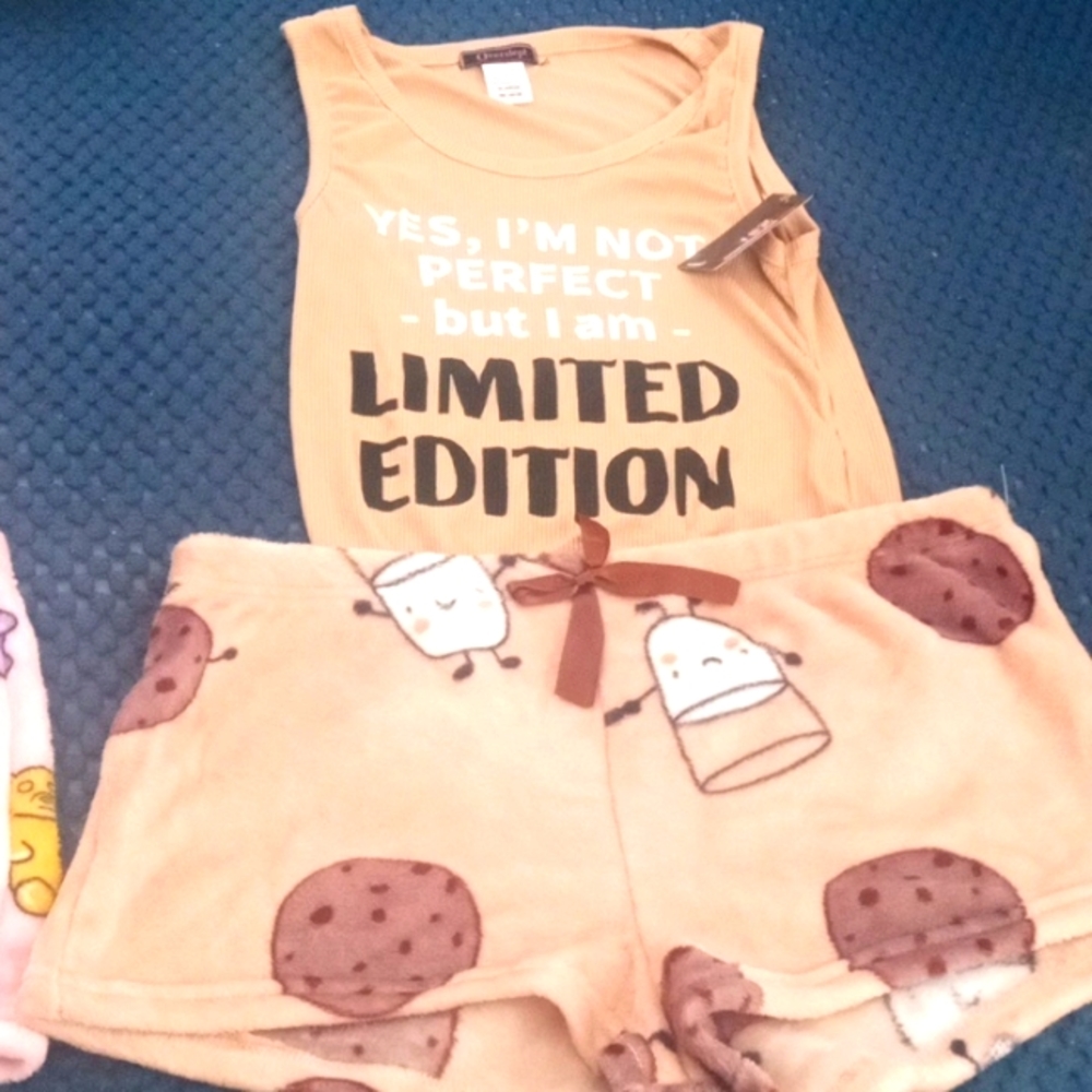 2 brand new pajamas set.